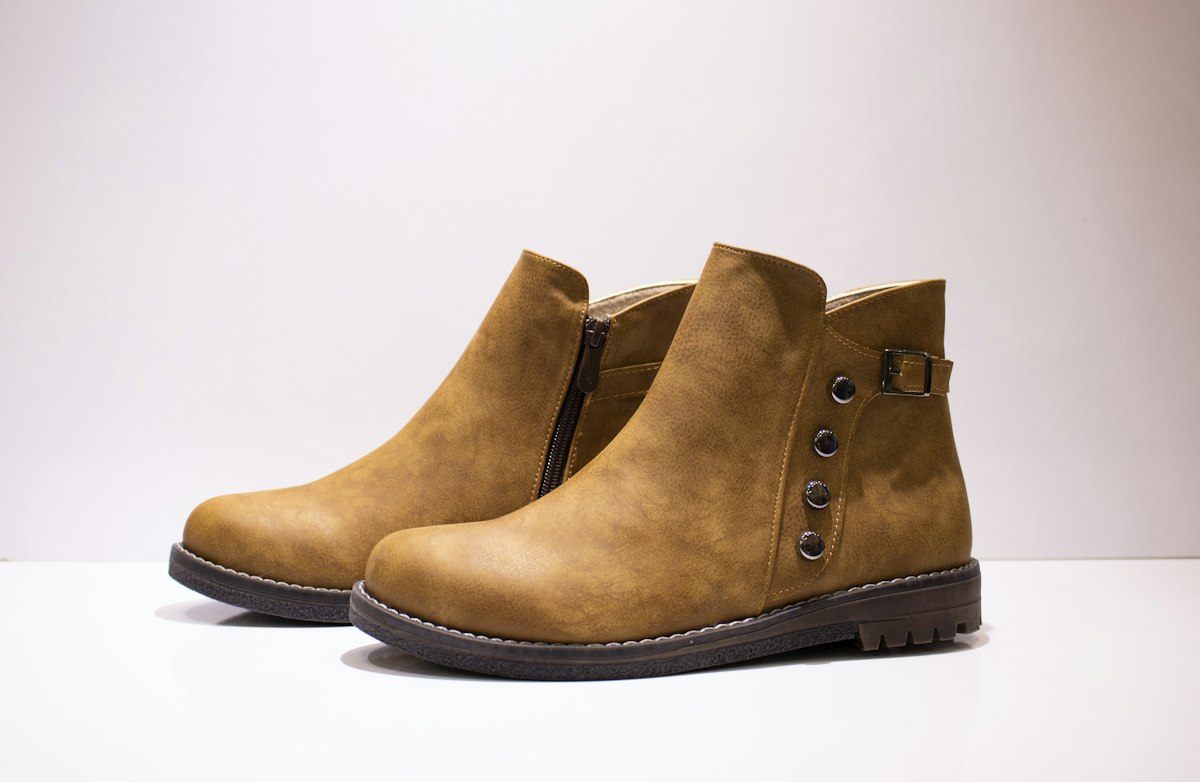 Botas de piel marrón con cordones