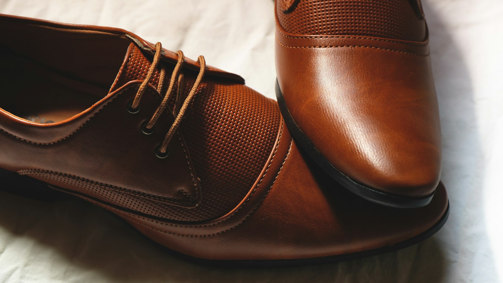 Zapatos de piel marrón con cordones, vistos de cerca