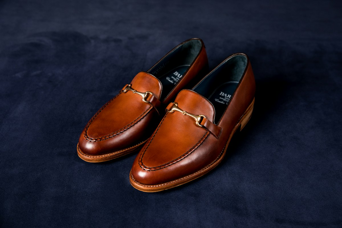 Mocasines marrones sobre tela azul